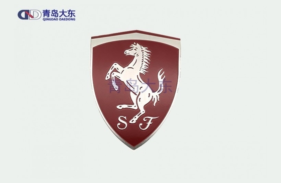 Logo auto in metallo personalizzato ideale per la vostra strategia di branding